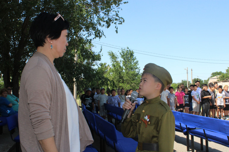 Отряды на торжественной линейке.